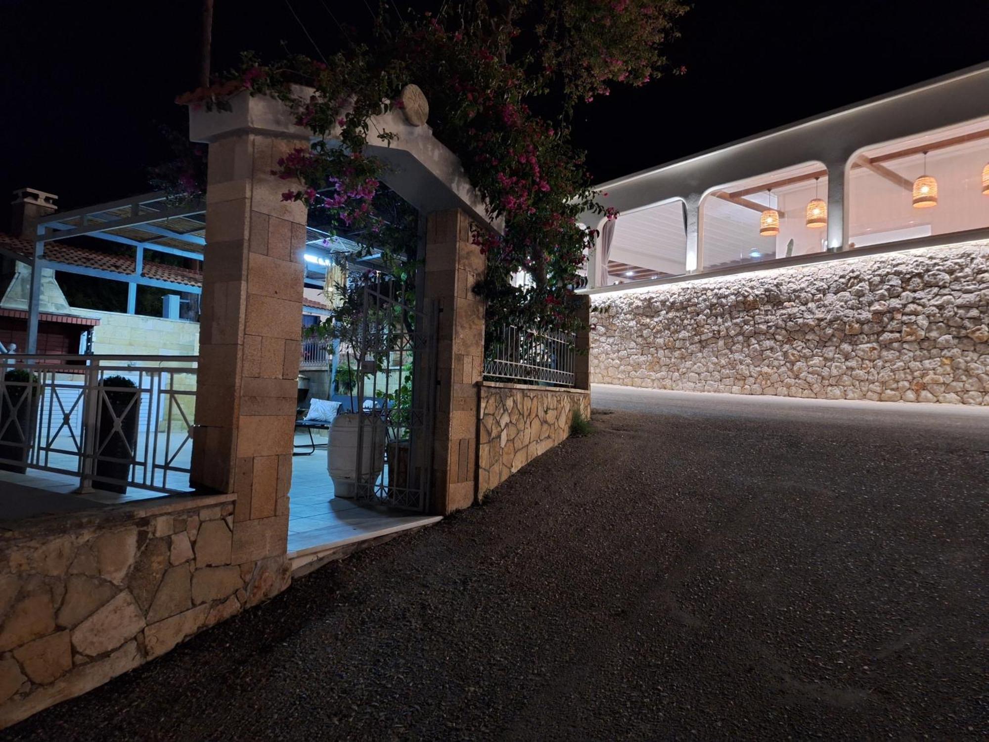 George Beach Studios Pefki Oda fotoğraf